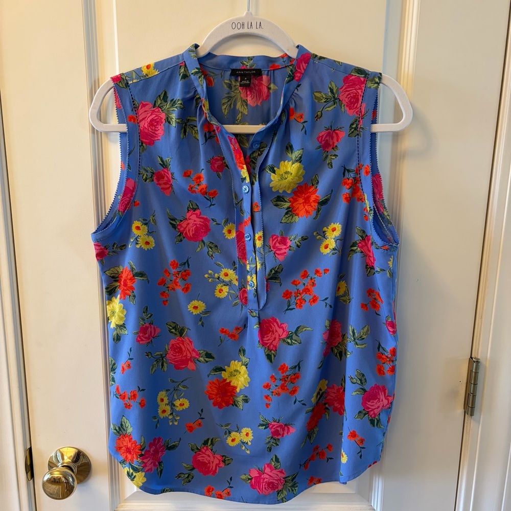 Ann Taylor Floral Sleeveless Top - Blue with Multicolor Flowers Size Medium